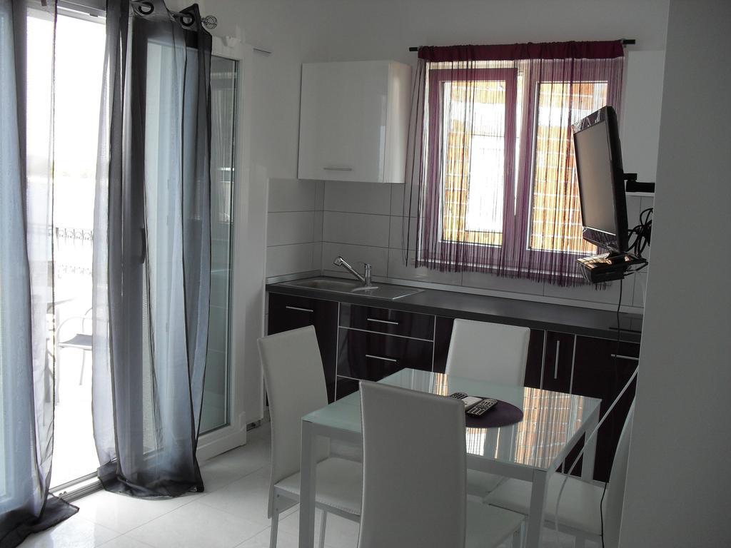 Apartments Govic Primošten Rom bilde
