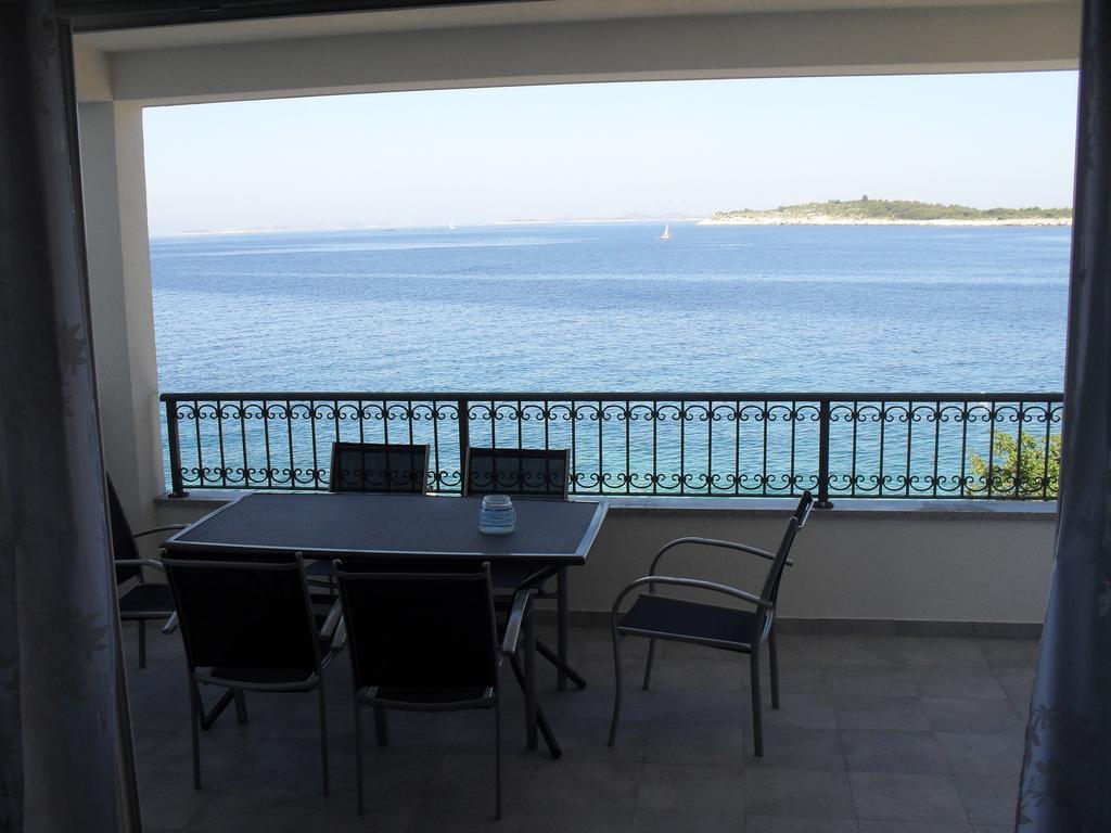 Apartments Govic Primošten Rom bilde